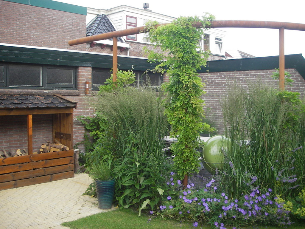 Seminarie Rimpels Lounge Cortenstaal pergola voor stijl in kleine tuin